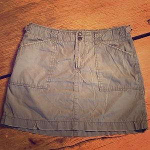 Gap women’s distressed khaki cargo skirt size 8